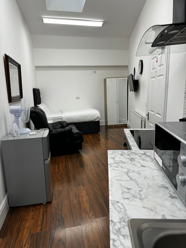 Familien-Studiosuite | Wohnbereich | Smart-TV