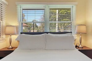 5 makuuhuonetta, työpöytä, silitysrauta/-lauta, vauvan matkasänky