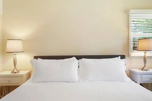 5 Schlafzimmer, Schreibtisch, Bügeleisen/Bügelbrett, Reisekinderbett