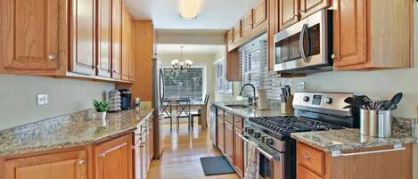 Geladeira, micro-ondas, fogão, cooktop