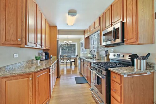 DT Libertyville home w/ 2 Fireplaces by Navy Base!