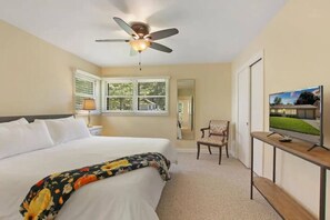 5 soverom, skrivebord, strykejern/-brett og reiseseng for barn