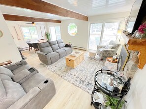 TV connectée, cheminée, lecteur de DVD, livres