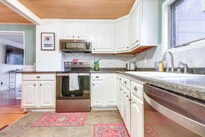 Frigorífico, microondas, placa de cocina y lavavajillas
