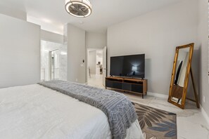 3 dormitorios, caja fuerte, escritorio y tabla de planchar con plancha