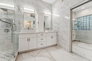 Haartrockner, Handtücher, Seife, Shampoo