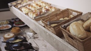 A buffet with various baked goods and pastries. - Planaltina (Planaltina)