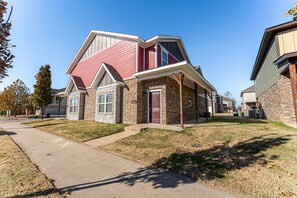 Exterior - Modern, family-friendly home 10 minutes from the U of A & Dickson Street (Fayetteville)