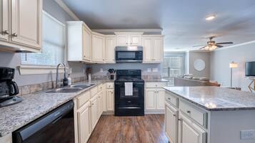 雪櫃、微波爐、焗爐、爐具