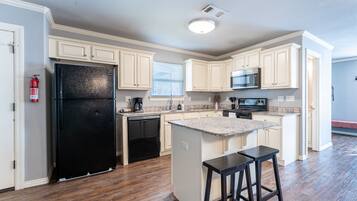 雪櫃、微波爐、焗爐、爐具