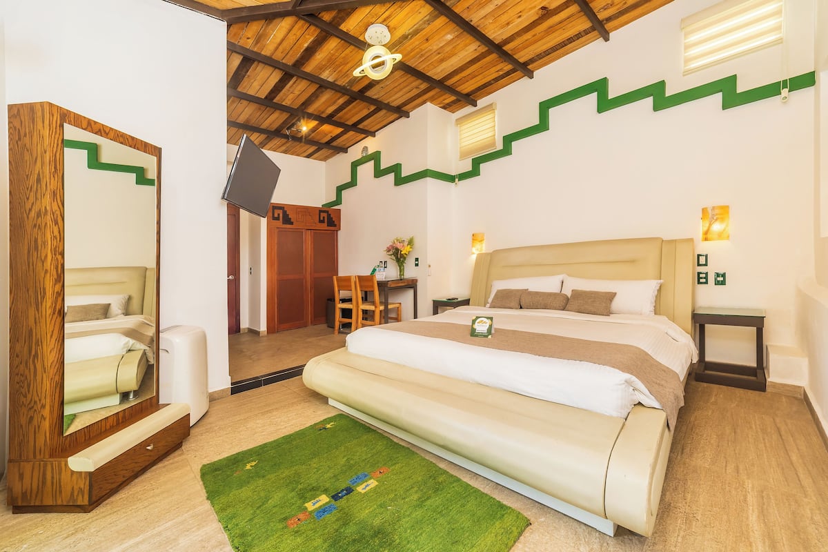 Deluxe Studio, 1 Bedroom | 1 bedroom, in-room safe, desk, soundproofing