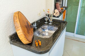 Departamento básico | Cocina privada | Microondas, parrilla de estufa, utensilios de cocina y isla de cocina 