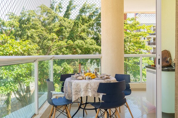 Outdoor dining - Elegante Apartamento em Enseada no Guarujá (Guarujá)