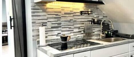 Kjøleskap, mikrobølgeovn, kokeplater og papirhåndklær