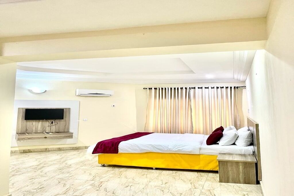 5 habitaciones, tabla de planchar con plancha, wifi y ropa de cama 