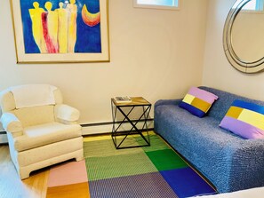 TV, books - Treetop Refuge
 (Oakland)