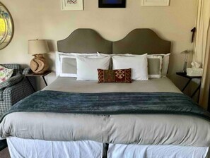 1 bedroom, desk, iron/ironing board, free WiFi - Treetop Refuge
 (Oakland)