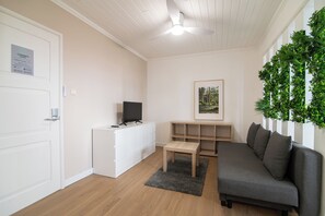 Comfort Twin Room | Living area - Livramento Residence (Ponta Delgada)