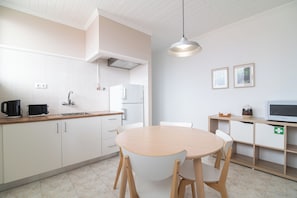 Fridge, microwave, electric kettle, toaster - Livramento Residence (Ponta Delgada)