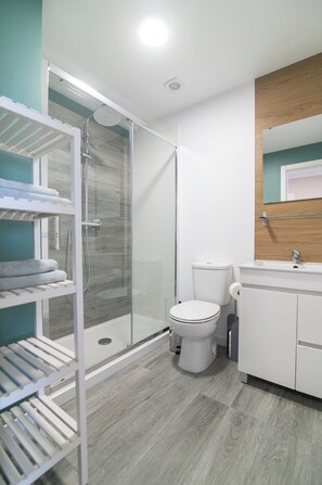 Economy Double Room | Bathroom | Shower, towels