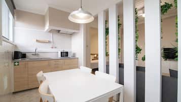 Phòng 2 giường đơn tiện nghi đơn giản | Bếp riêng | Tủ lạnh, lò vi sóng, ấm điện, lò nướng bánh mì