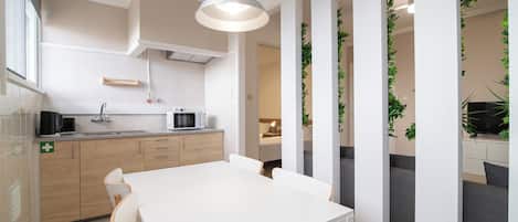 Habitación Confort con 2 camas individuales | Cocina privada | Refrigerador, microondas, tetera eléctrica y tostadora