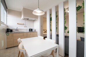 Habitació amb dos llits individuals Comfort | Cuina privada | Frigorífic, microones, bullidora elèctrica i torradora