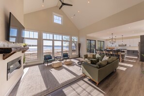 Smart TV, fireplace