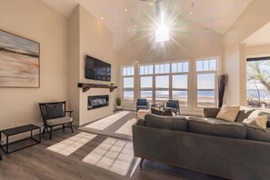 Smart TV, fireplace - Waterfront Luxury Vacation Home with Stunning Sunsets and Sandy Shoreline (Waubaushene)