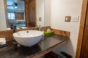 Bathroom - Springs Lodge & Cafe (Hot Springs)