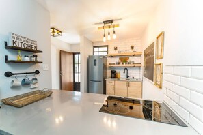 ثلاجة، ميكروويف، ماكينة لصنع القهوة/الشاي، مستلزمات طهي/أطباق/أوعية