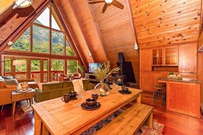 Living area - 4 bedroom, 3 bath cabin with stunning views in Forest Falls (Forest Falls)