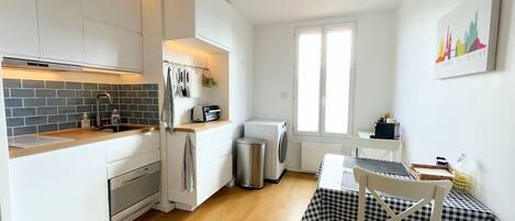 ثلاجة، ميكروويف، موقد طهي مسطح، غسالة أطباق