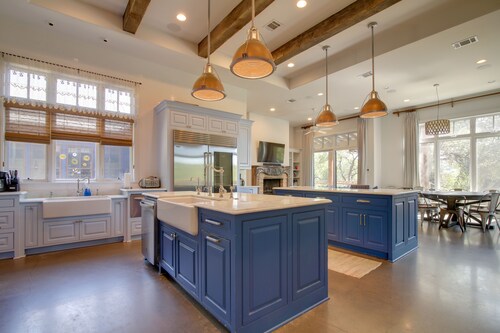 Pool & Covered Patios: Sprawling Austin Estate!