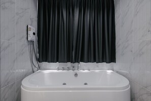 Separate tub and shower, jetted tub, rainfall showerhead