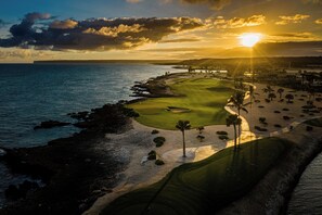 A coastal golf course with a view of the ocean and sunset. - Beautiful beachfront penthouse at Cap Cana (Punta Cana)