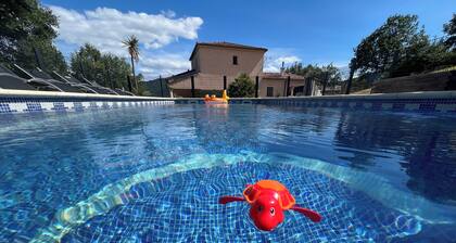 Superbe villa dominant la vallĂ©e de la CĂšze, entre la Provence et lâ ArdĂšche