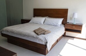 3 bedrooms, desk, iron/ironing board, WiFi