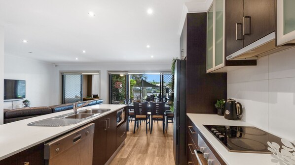 Frigorifero, microonde, forno, lavastoviglie