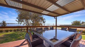 Outdoor dining - Hogan's Lakehouse overlooking Lake Mulwa pet friendly. (Yarrawonga)