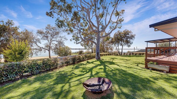 Terrace/patio - Hogan's Lakehouse overlooking Lake Mulwa pet friendly. (Yarrawonga)