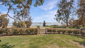 Property grounds - Hogan's Lakehouse overlooking Lake Mulwa pet friendly. (Yarrawonga)