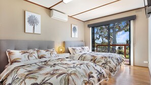 4 bedrooms, iron/ironing board, WiFi, bed sheets - Hogan's Lakehouse overlooking Lake Mulwa pet friendly. (Yarrawonga)