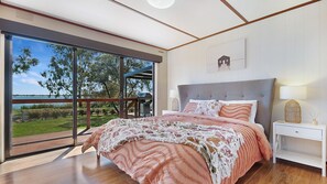4 bedrooms, iron/ironing board, WiFi, bed sheets - Hogan's Lakehouse overlooking Lake Mulwa pet friendly. (Yarrawonga)