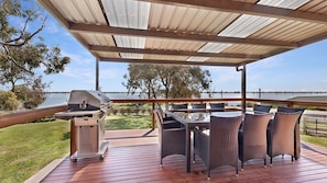 Outdoor dining - Hogan's Lakehouse overlooking Lake Mulwa pet friendly. (Yarrawonga)