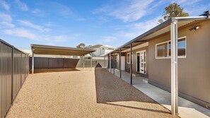 Exterior - Hogan's Lakehouse overlooking Lake Mulwa pet friendly. (Yarrawonga)