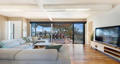 Hogan's Lakehouse overlooking Lake Mulwa pet friendly.