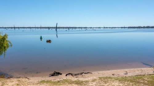 Hogan's Lakehouse overlooking Lake Mulwa pet friendly.