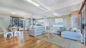 TV - Hogan's Lakehouse overlooking Lake Mulwa pet friendly. (Yarrawonga)