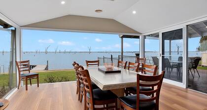 Lakeside Mulwala absolute waterfront with older private jetty